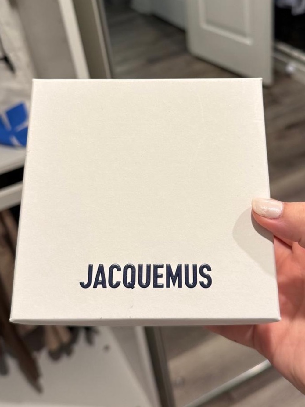 Jacquemus gold Chiquito hoop earrings with mini bag charm - Picture 2 of 8